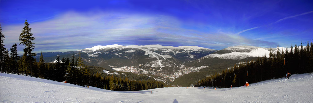 Weiße Berge, blauer Himmel