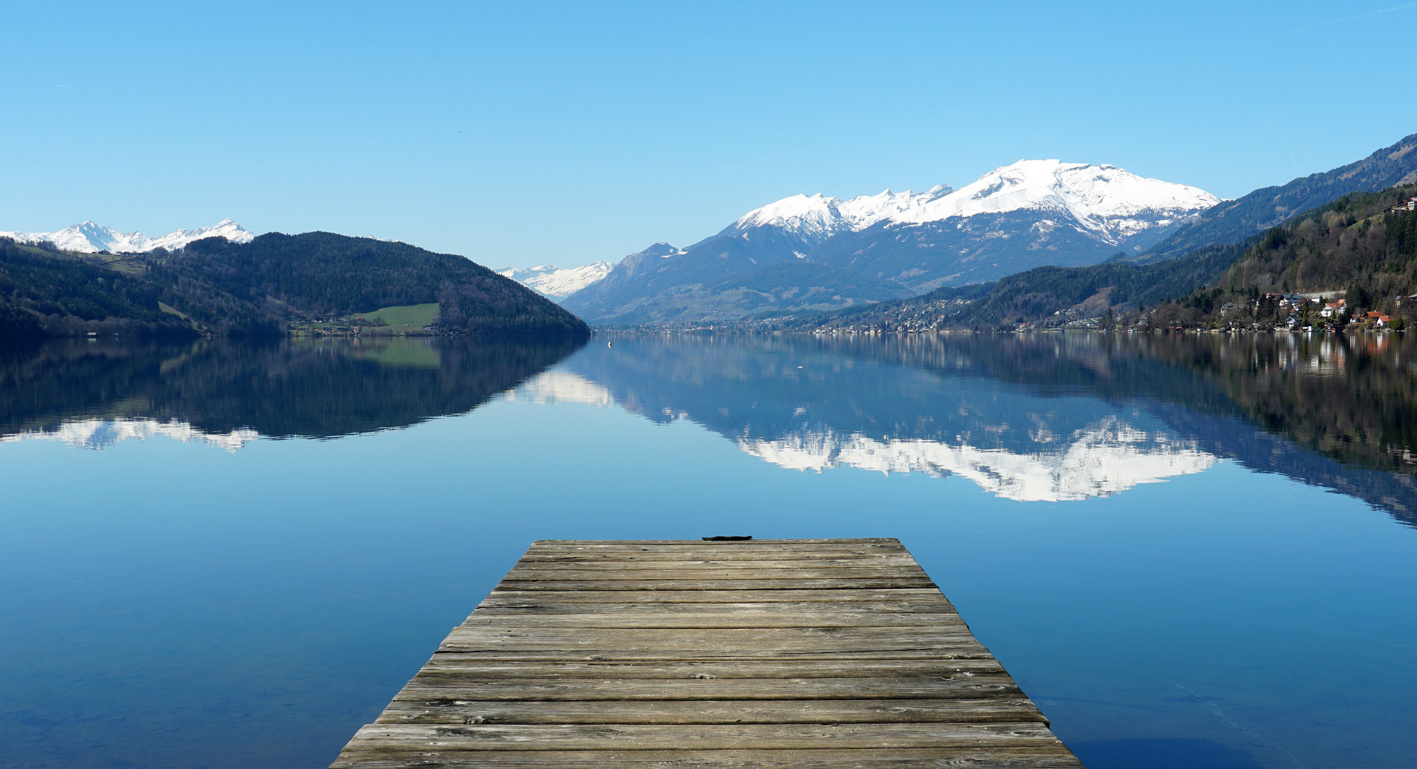 Weiße Bergspitzen im blauen See