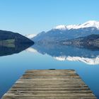 Weiße Bergspitzen im blauen See