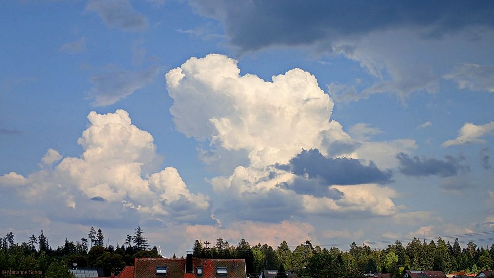 Weiße, blaue und rosa Wolken ...