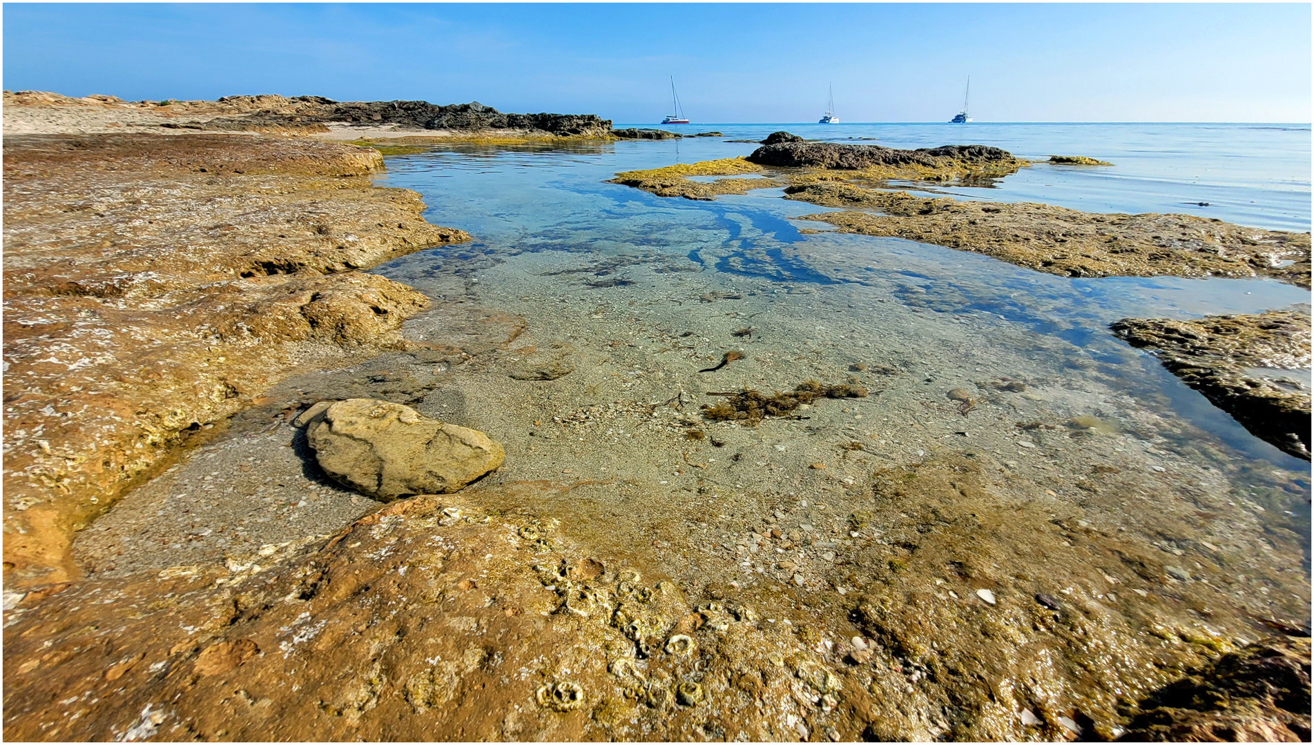 Weiße Boote, blaues Meer