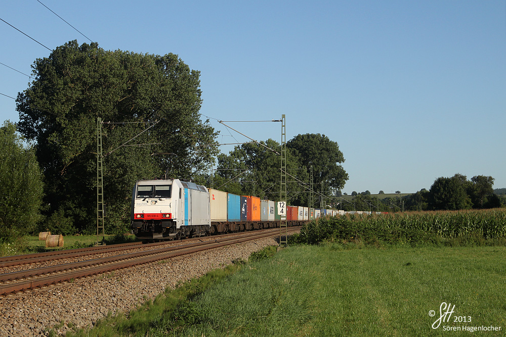 Weiße boxXpress-Lok