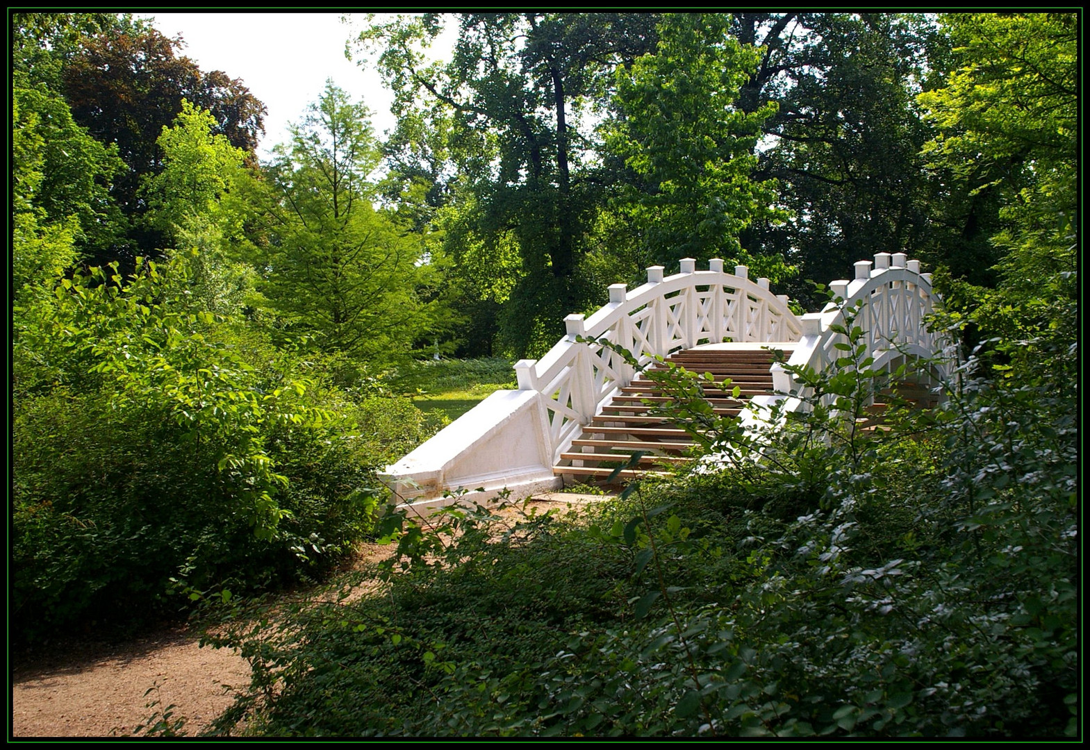 Weiße Brücke im Gegenlicht