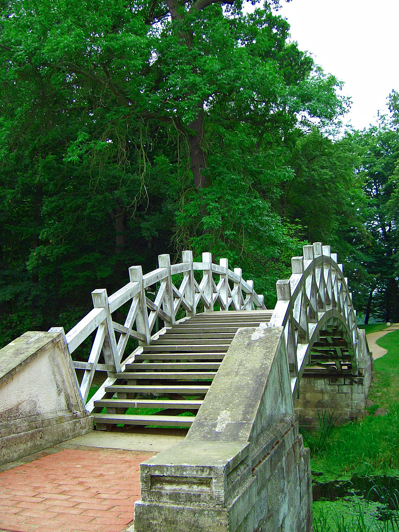 weiße brücke im luisium dessau