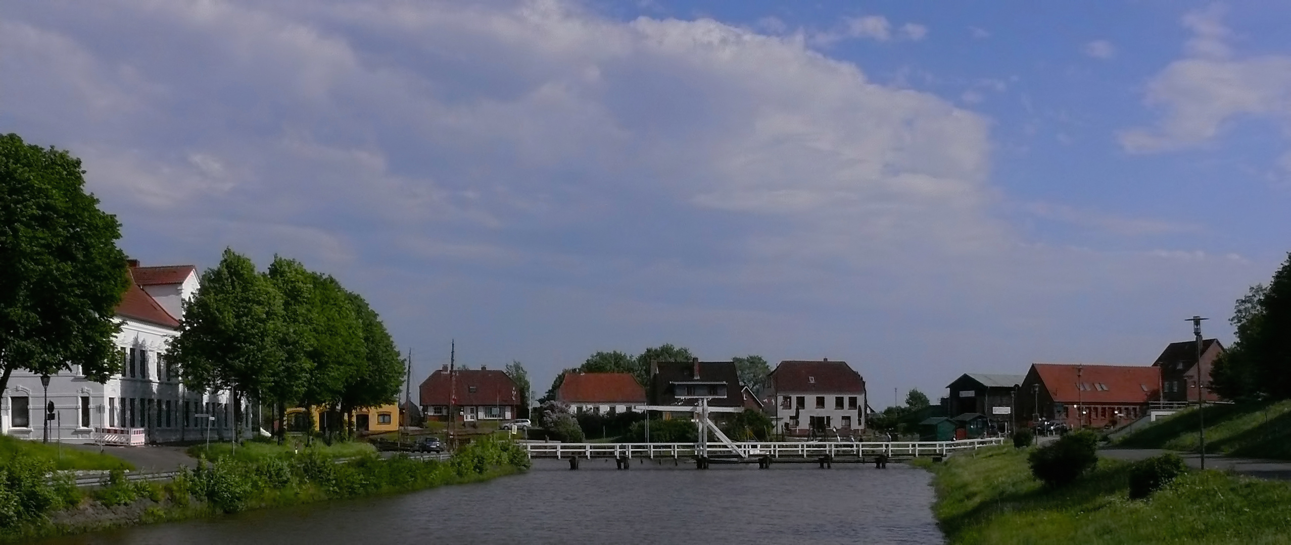 Weiße Brücke im Tönninger Hafen 