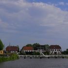 Weiße Brücke im Tönninger Hafen 