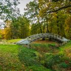 Weiße Brücke mit Bachbett und Weg...