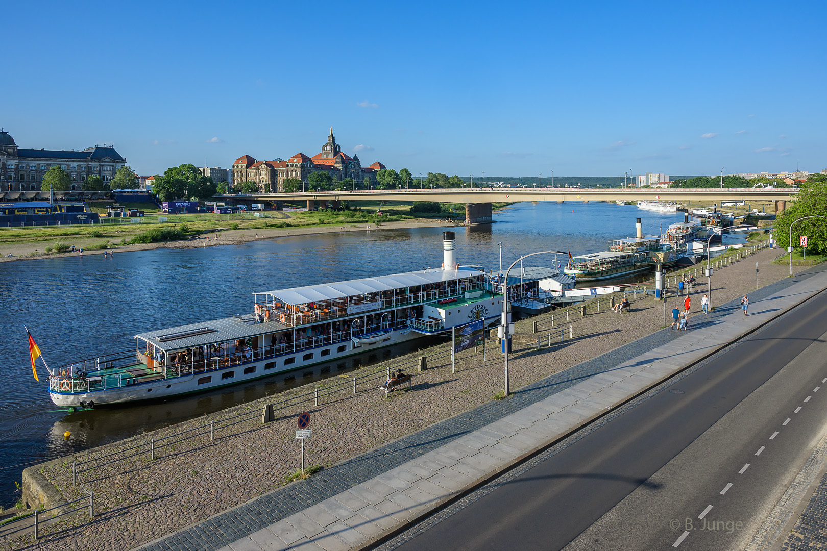 Weiße Flotte vor blauem Himmel