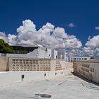 Weiße Gemäuer und Wolken vereint