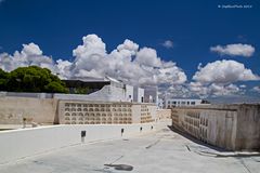 Weiße Gemäuer und Wolken vereint