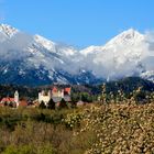 Weiße Gipfel und davor ein Hohes Schloss!