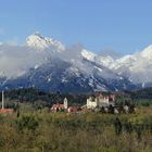 Weiße Gipfel und davor ein Hohes Schloss!