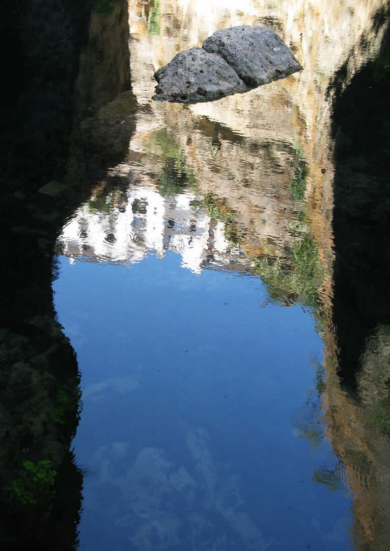 Weiße Häuser auf den Felsen