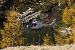 Weisse Helicopter fliegt in den Herbst