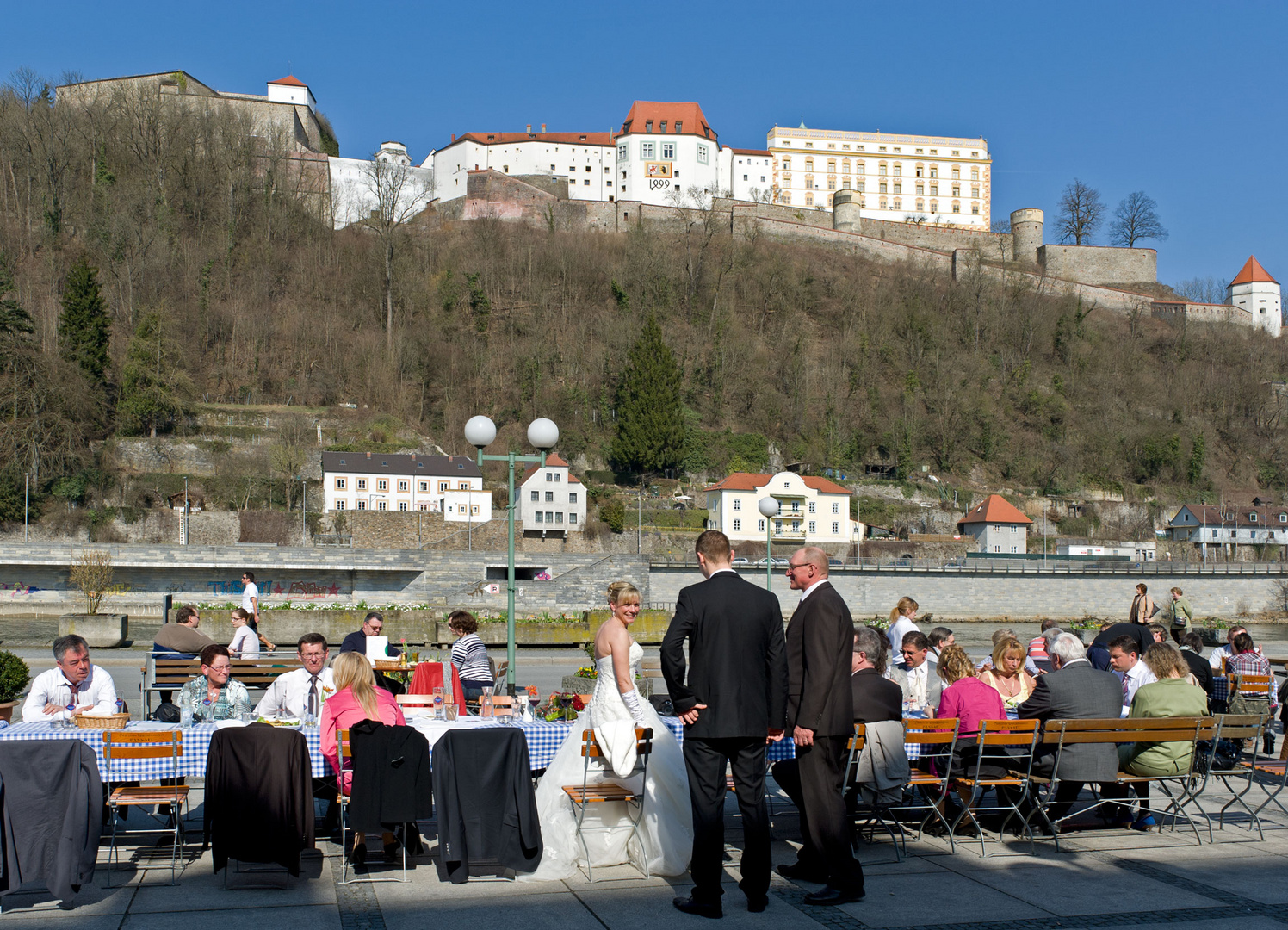 Weiße Hochzeit auf dem Rathausplatz in Passau