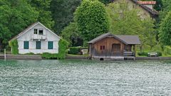 weiße Hütte am See