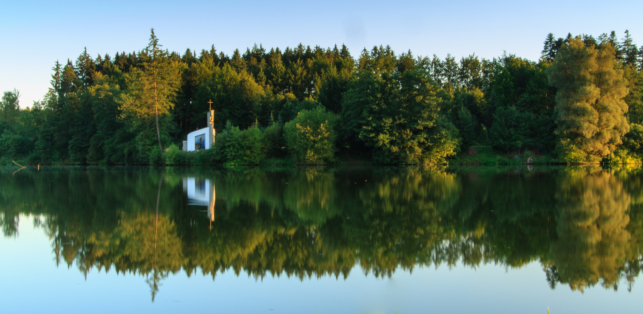 Weiße Kapelle am Holzmühl-Weiher