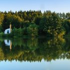 Weiße Kapelle am Holzmühl-Weiher