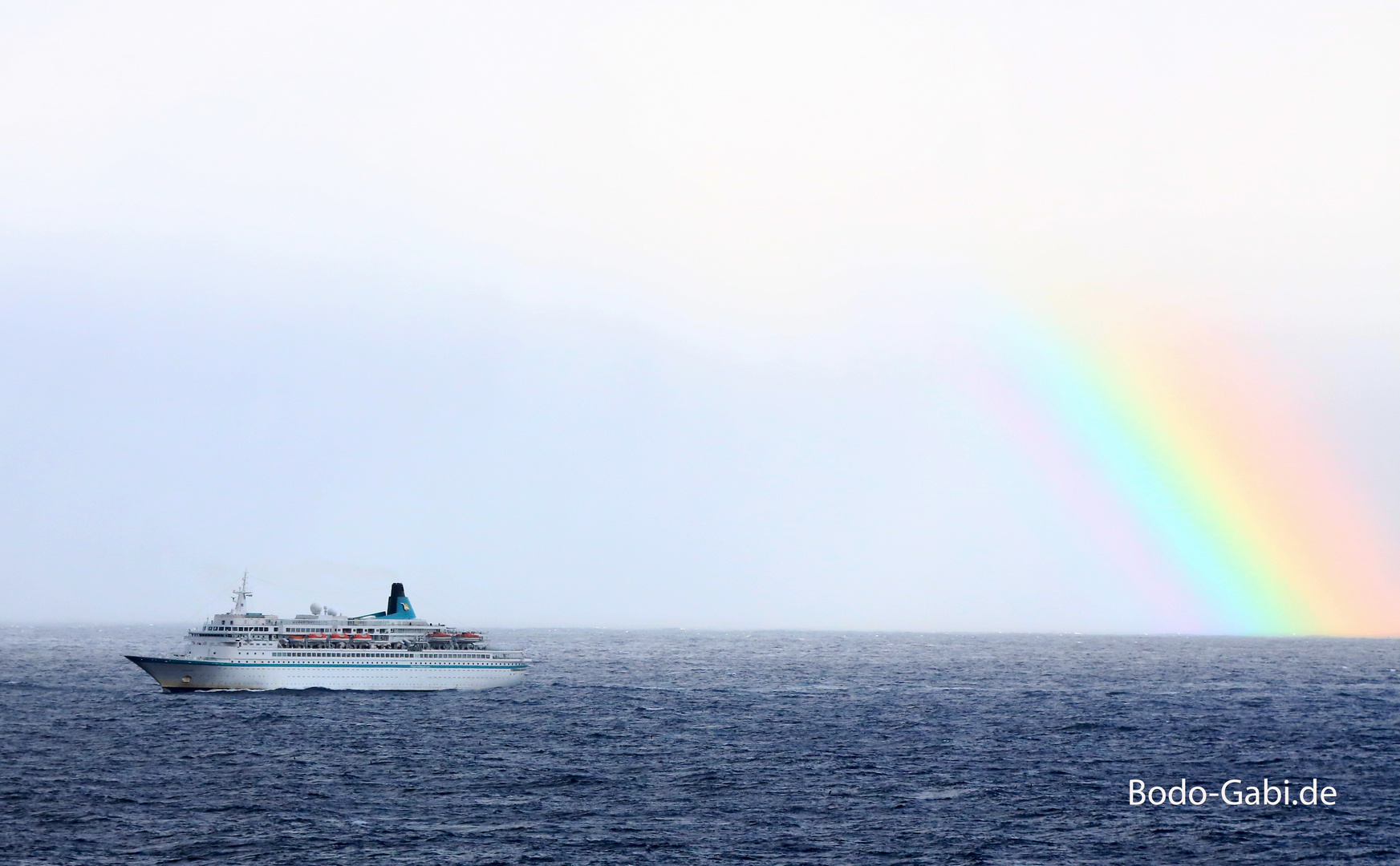 Weiße Lady unterm Regenbogen