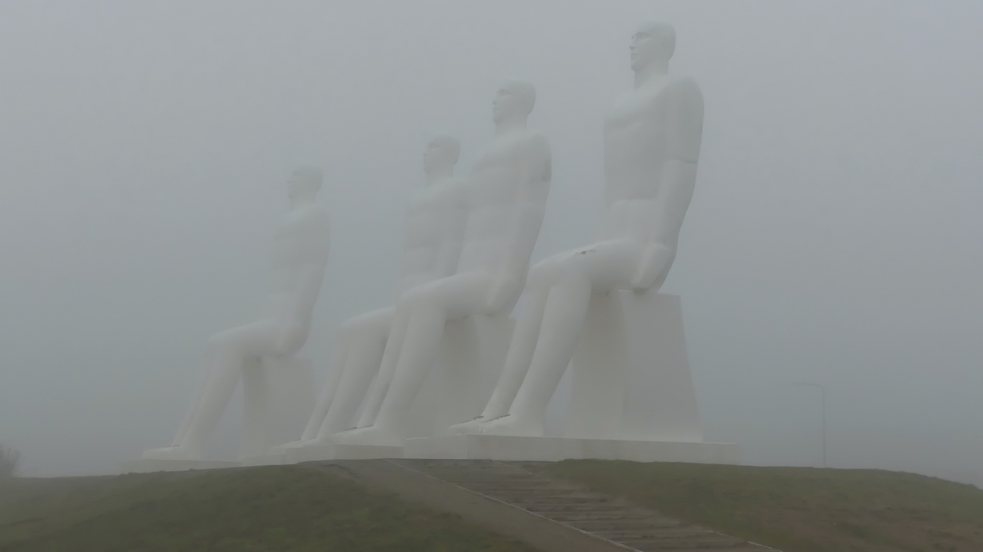 Weiße Männer im Nebel