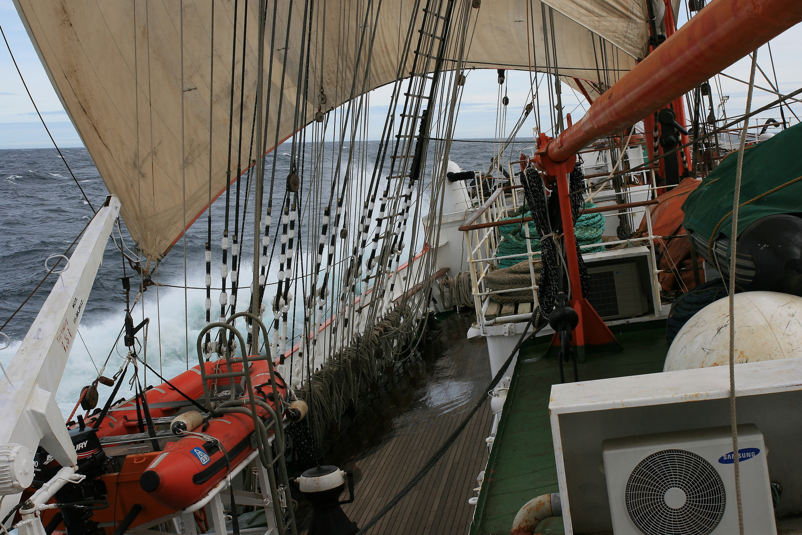 Weiße Segel am Kap Horn