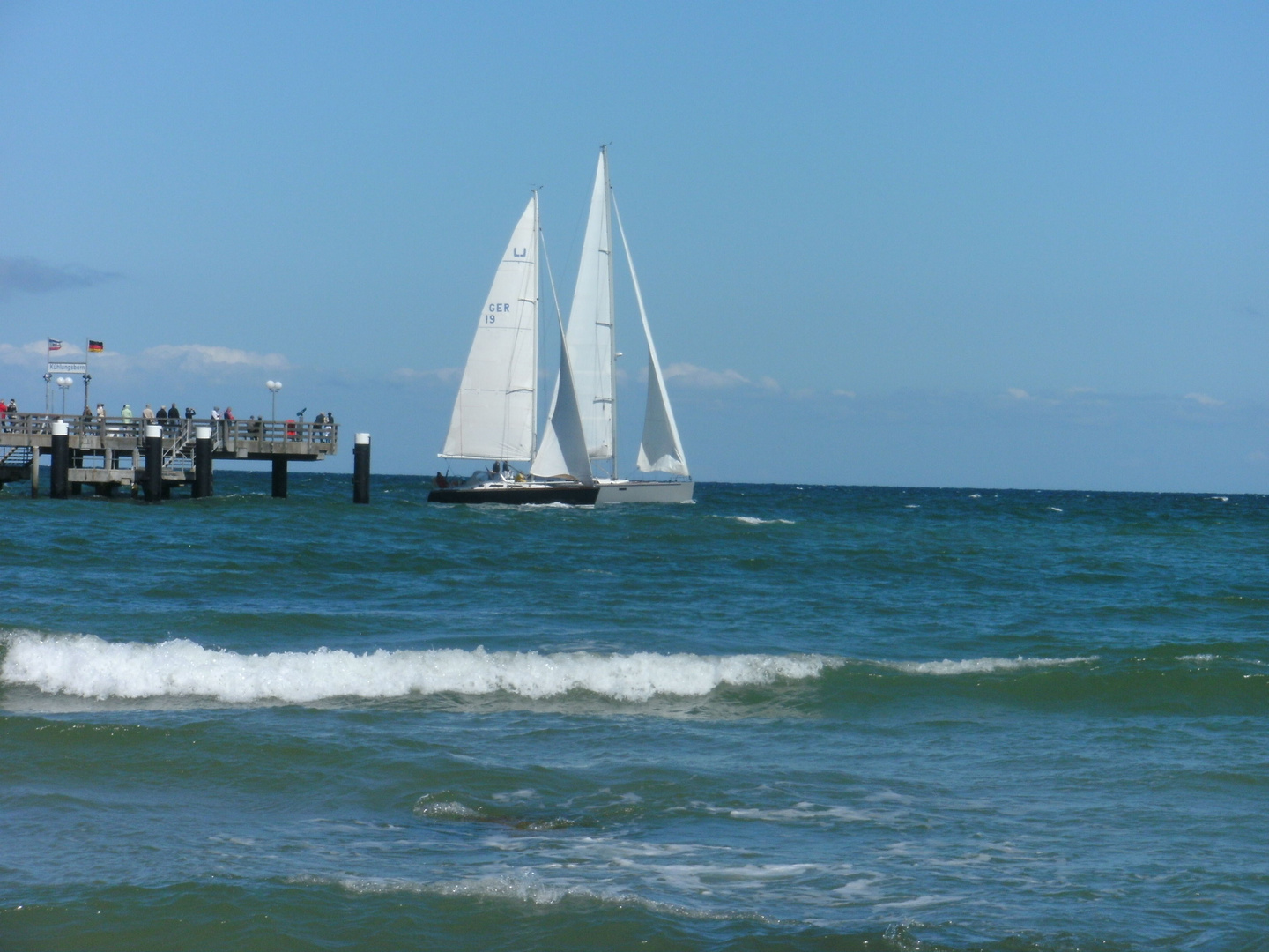 Weiße Segeln im Wind