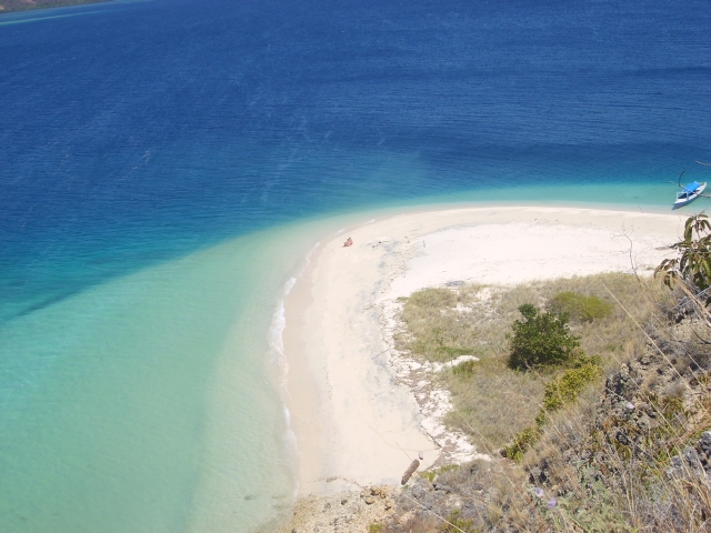Weisse Strande von der Insel Rutong Flores Indonesien