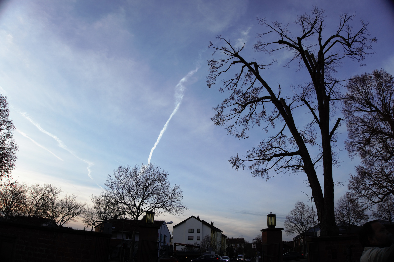 Weiße Streifen am Himmel