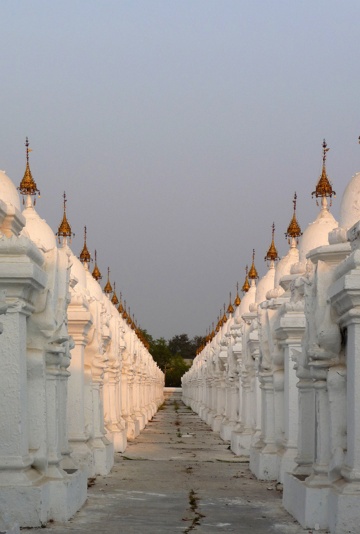 Weiße Stupas