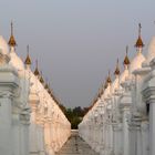 Weiße Stupas