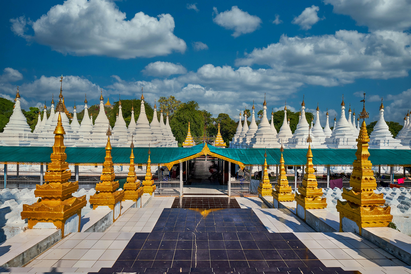 Weiße Stupas