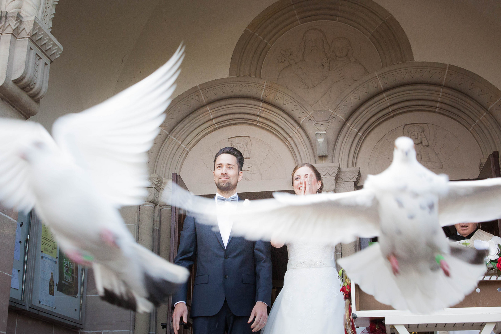 weiße Tauben Foto & Bild hochzeit, brautpaar, just married Bilder auf