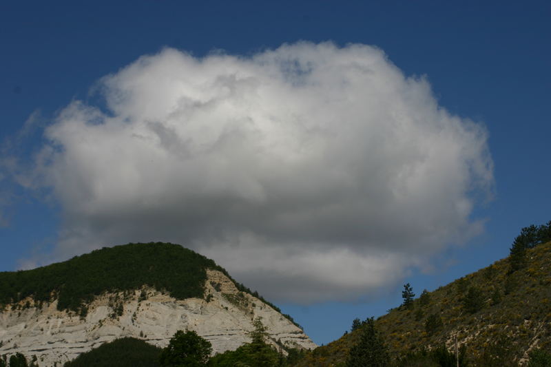 Weisse Wolke am blauen Himmel