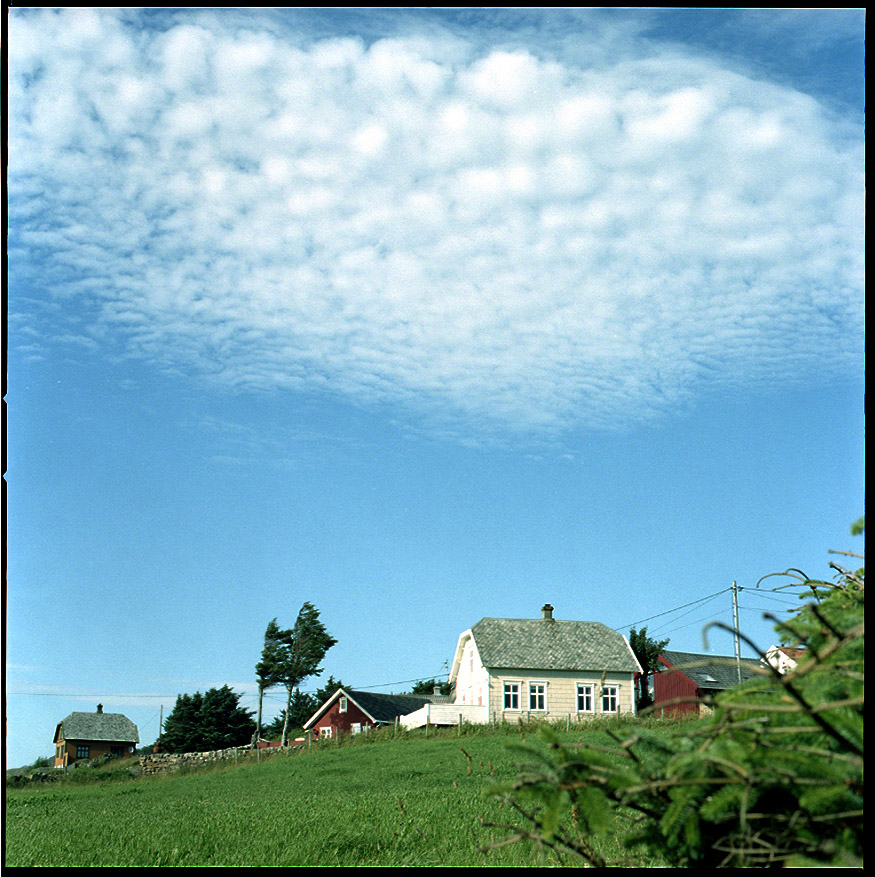 Weisse Wolken und ein klarer blauer Himmel 1 - NORWEGEN