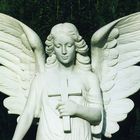 Weißer Engel mit Kreuz