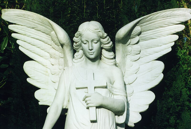Weißer Engel mit Kreuz