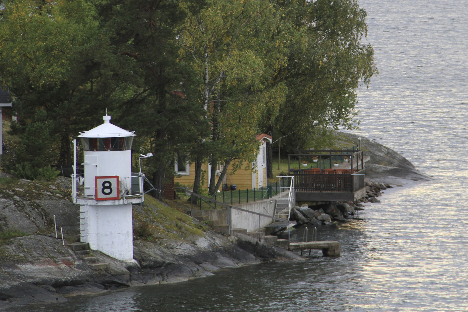 weißer Leuchtturm Stockholer Schären Schweden