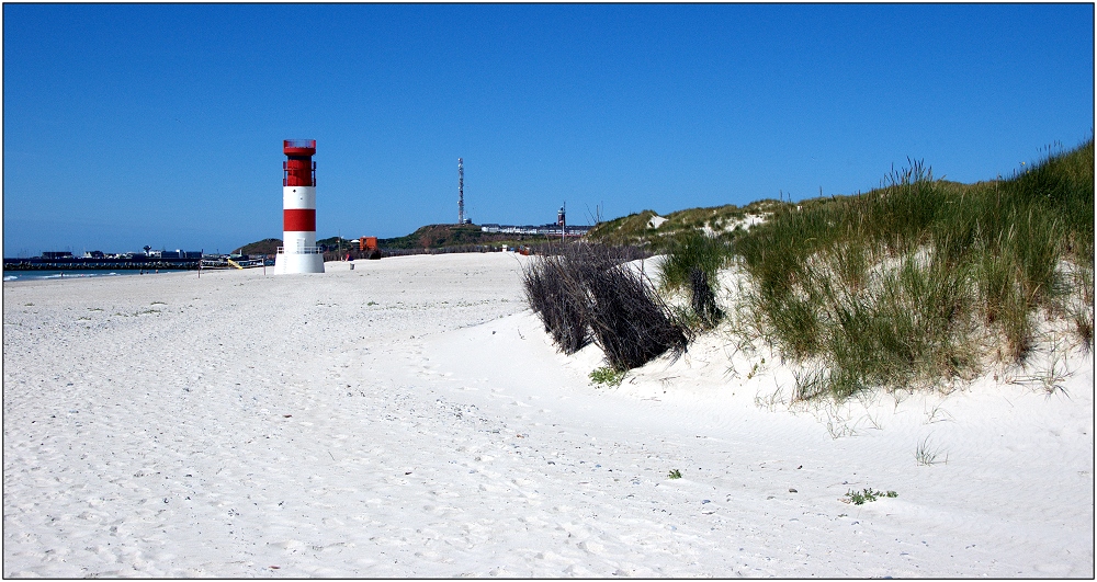 ... weißer Sand, blauer Himmel und ein Leuchtturm ...