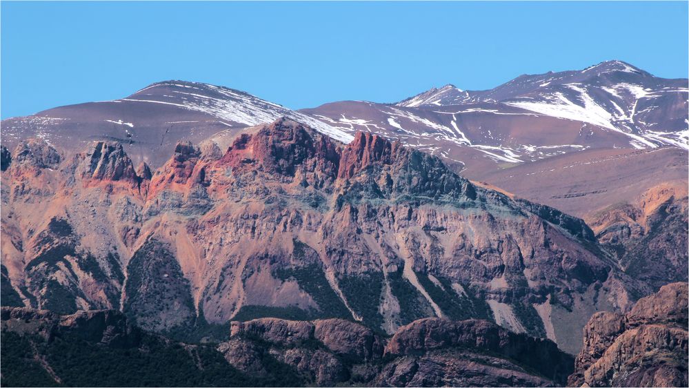 WEISSER SCHNEE AUF ROTER LAVA