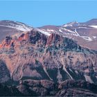 WEISSER SCHNEE AUF ROTER LAVA