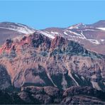 WEISSER SCHNEE AUF ROTER LAVA