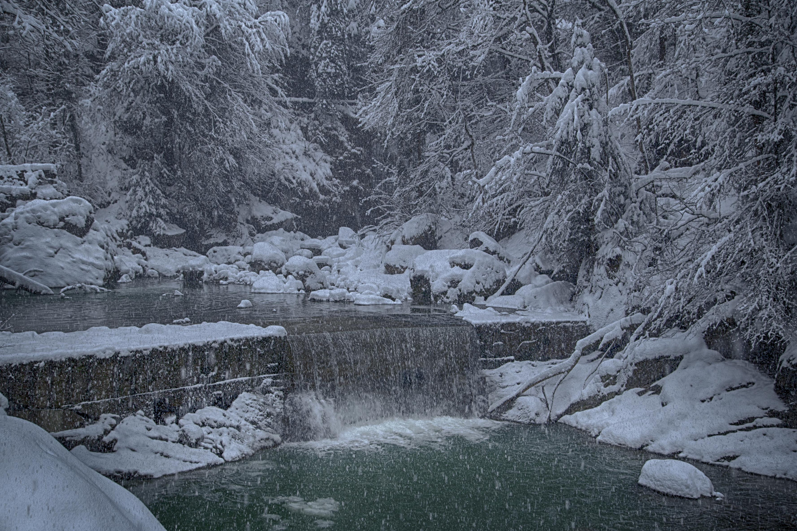 Weißer Schnee Smaragdgrünes Wasser