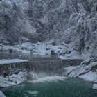 Weißer Schnee Smaragdgrünes Wasser