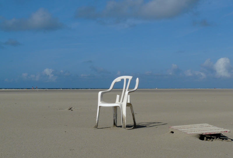 weißer stuhl am strand