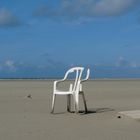 weißer stuhl am strand