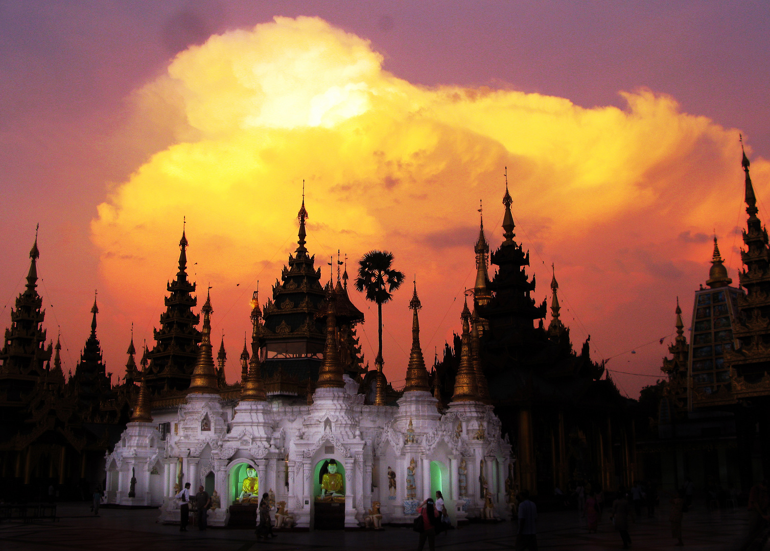 Weißer Tempel am späten Abend