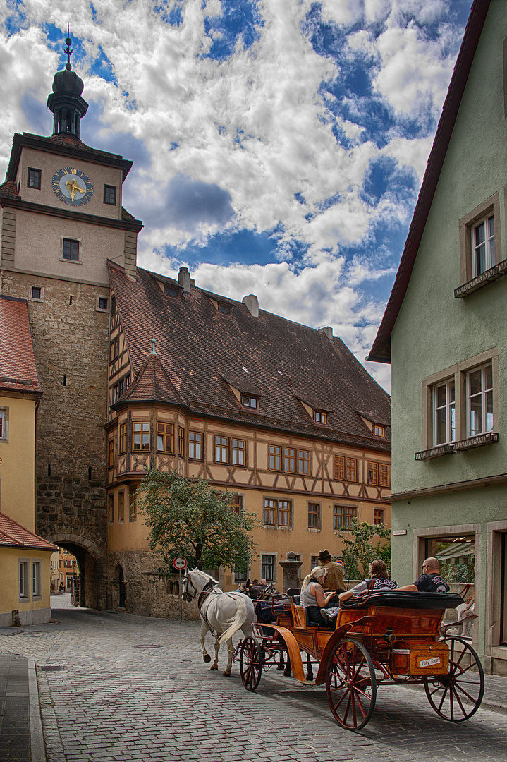 Weißer Turm mit Droschke