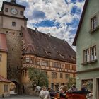 Weißer Turm mit Droschke