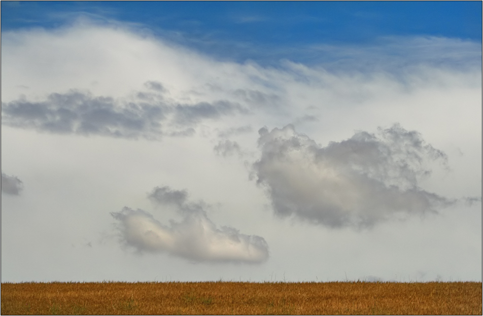 = weißer und blauer Himmel mit Wölckchen