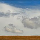 = weißer und blauer Himmel mit Wölckchen